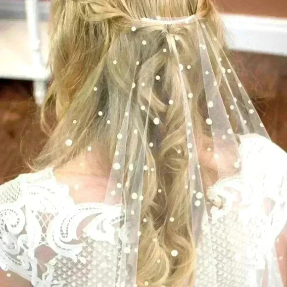Beautiful Wedding Veil   - Picture 2 of 9